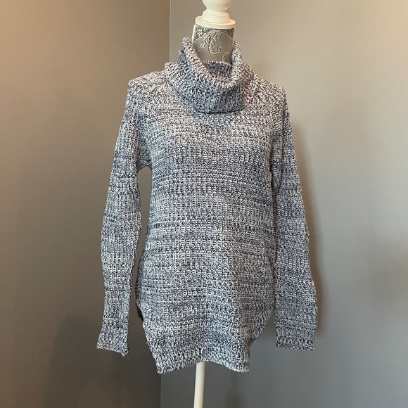 Derek Heart Sweater - Picture 2 of 9